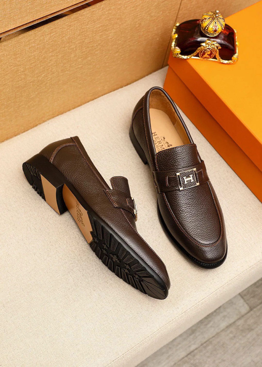 Men's shoes 💰442 💐 Product trademark: HERMES "Hermès" casual leather shoes Regular size: 38-44 (45🉑️customized) Product materials: Selected imported first-layer pebbled calfskin upper + luxury hardware buckle, imported water-dyed 🐂 cowhide lining. Strong three-dimensional visual effect, combined outsole Color: 2⃣️colors available